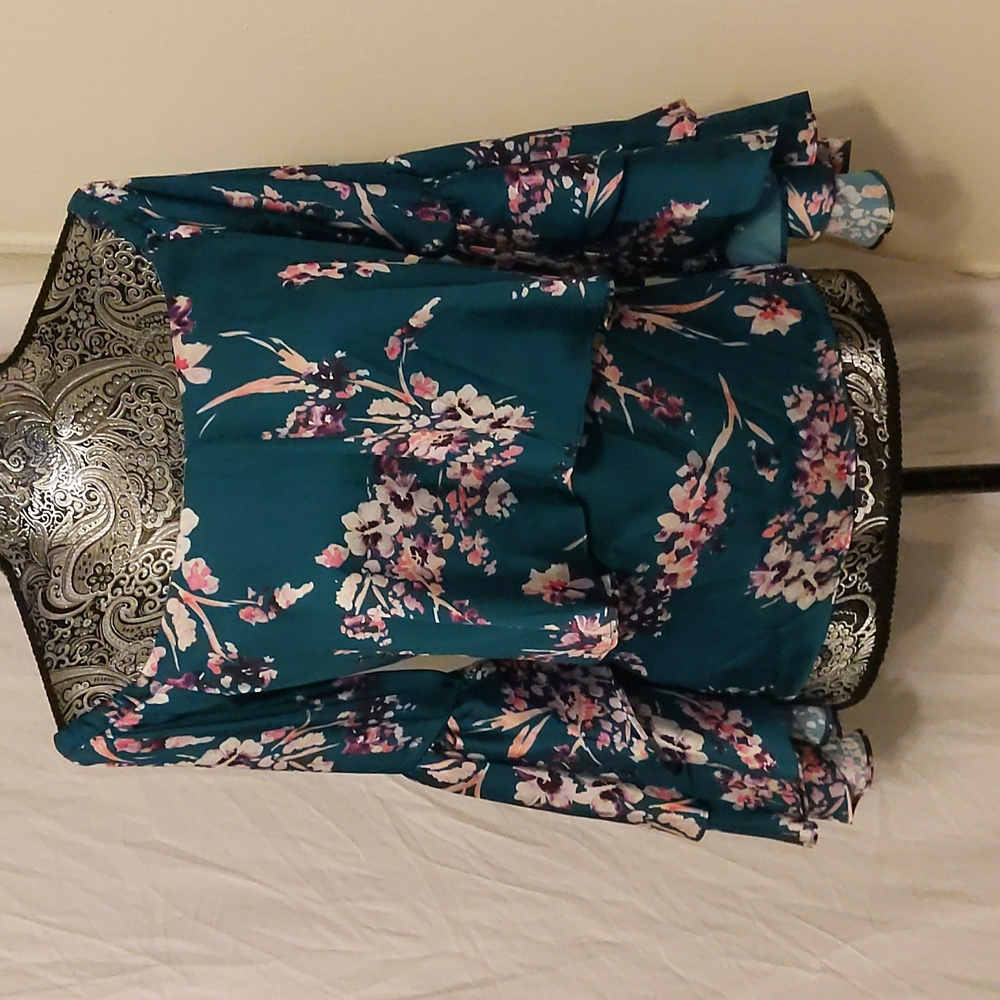 ✨5/$25✨ NWOT Devlin floral bell sleeve top - Picture 4 of 11